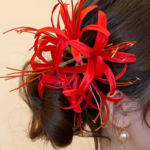 Women Accessories Photos - Zarte Blumen-Haarspange mit Meer-Atmosphäre – Lilie,