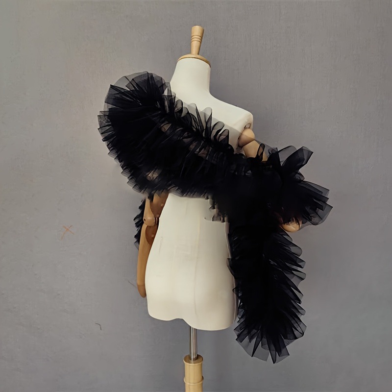 Women Accessories Photos - Schwarzer, flauschiger Gazeschal für Braut, Hochzeitsfotografie,