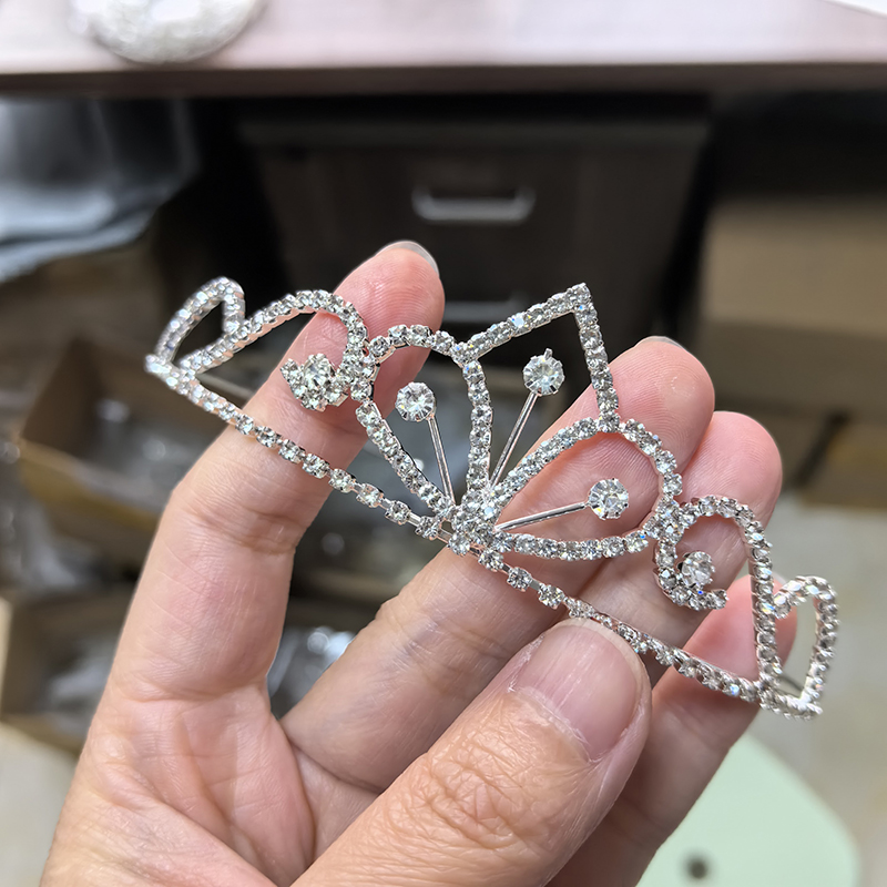 Silberfarbene Strass-Brautkron – Queen Accessories Bewertung und Preis